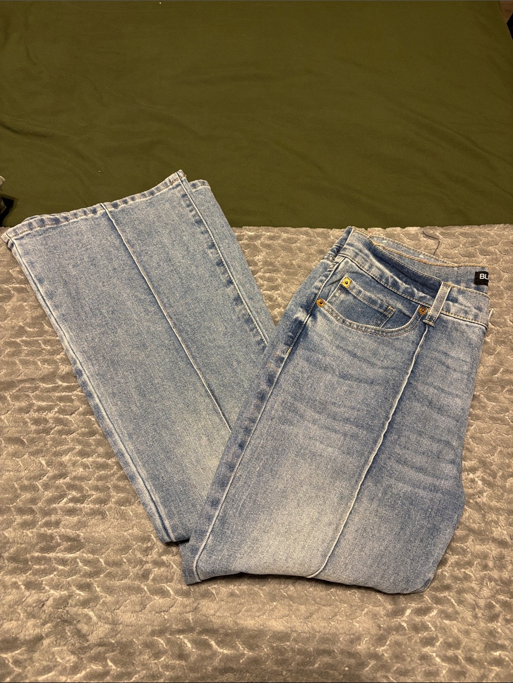Light Wash Women's Wide Leg Jeans - Flared Hem